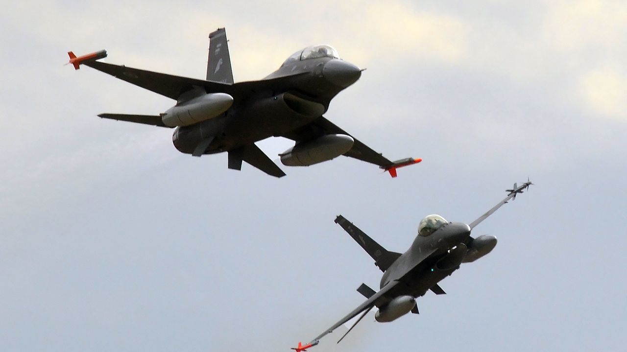 El rugido de dos cazas sobrevolando el litoral de A Mariña por dos veces llamó la atención este lunes