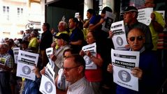 Manifestaci�n de afectados por las preferentes en la sede de Novagalicia Banco en lR�a Nueva