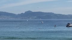 La playa de Silgar, con la boya de Juan T�bara en el agua, minutos despu�s del accidente que le cost� la vida