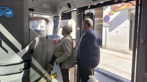 Interior de uno de los autobuses del servicio municipal.