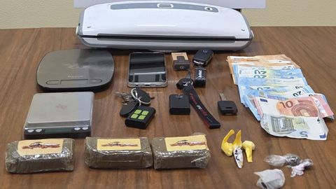 Efectos incautados por la Policía Nacional de Ourense en una operación contra el tráfico de drogas en el barrio de A Ponte.