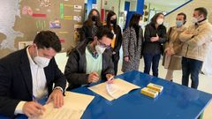 El alcalde y el director del instituto firmaron el acuerdo.