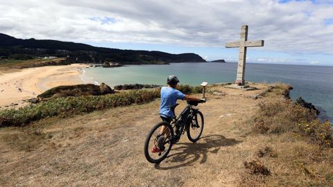 La cruz se alza al costado de la playa de San Rom�n