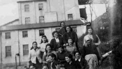 Un grupo de mujeres que trabajaron en la selecci�n de minerales de la mina junto al edificio del lavadero de la antigua explotaci�n. La foto, que no tiene fecha (se cree que data de entre los a�os 40 y 50) fue cedida por la asociaci�n vecinal de la parroquia de Doade, en Sober