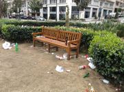 Botellas con bebidas y pl�sticos esparcidos por la Alameda. 