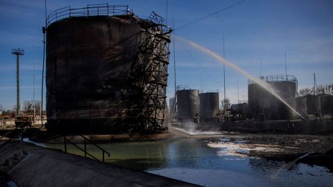 Trabajos para controlar el fuego en unos tanques de combustible en Leópolis