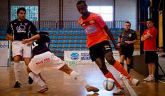 H�lder, con el bal�n, en un partido ante el Troula.