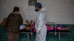 Un paciente espera atenci�n m�dica en un hospital de Manaos, en Brasil 