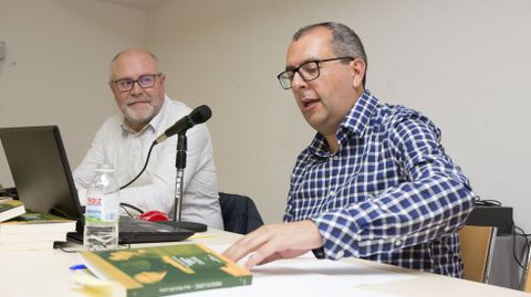 Xos Maria Lema,  dereita, na presentacion do seu libro sobre Perfecto Lpez. Ano 2018