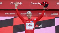 Tadej Pogacar, ya vestido con el maillot rojo de l�der, celebra su triunfo en la contrarreloj individual que inaugur� este s�bado la Vuelta.