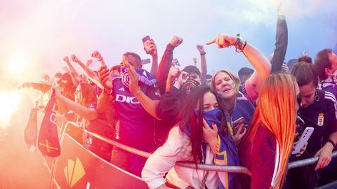 As� fue el emocionante recibimiento al autob�s del Real Oviedo antes del choque ante el Mirand�s