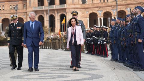 La ministra de Defensa, Margarita Robles, junto al alto representante de la Uni�n Europea para Asuntos Exteriores y Pol�tica de Seguridad, Josep Borrell.