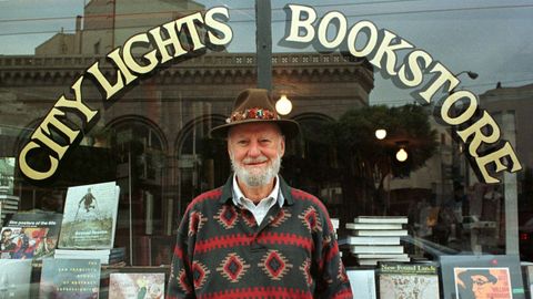 Ferlinghetti, ante su librer�a de San Francisco en 1998