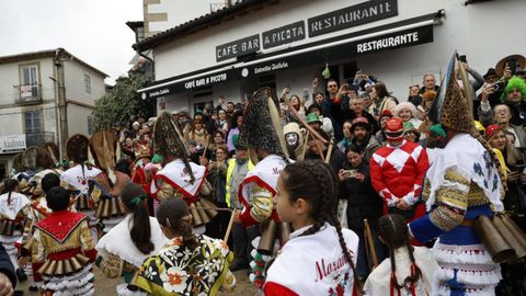 Estrea do peliqueiro no entroido de Laza e reparto de bica na Picota.