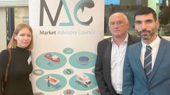 Sergio L�pez, gerente de Productores Pesqueiros de Burela, en el centro, flanqueado por Amaya Ord��ez, de Inxenia, y por Pedro Reis, secretario general del MAC, que se re�ne esta semana en Bruselas