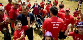 Ni�os y mayores disfrutando de la fiesta en ediciones anteriores . 