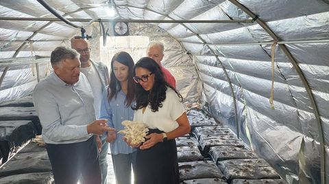 El alcalde de Sanxenxo, Telmo Mart&iacute;n; la conselleira de Medio Rural, Mar&iacute;a Jos&eacute; G&oacute;mez; y la propietaria de Mare Monte, Sandra Vi&ntilde;as, en Nantes