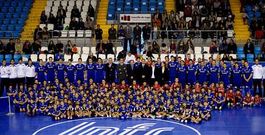 Todos los equipos del club, en su foto oficial de la temporada que acaba de terminar, en el Pabell�n Municipal.