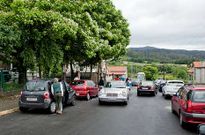 Veh�culos, ni�os y familias coinciden cada d�a a la hora de entrada y salida del colegio. 