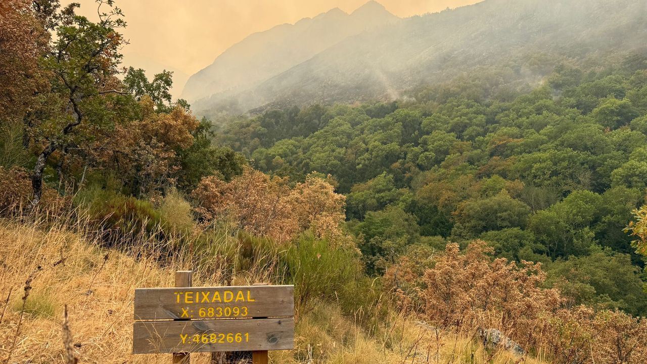 La lucha contra el fuego de los voluntarios: «Devolvemos a xente de Casaio o favor que nos fixeron todo este tempo»