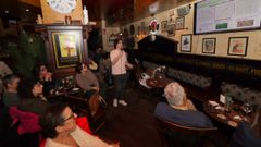 A maior parte dos clientes do bar seguiron con atenci�n as conferencias cient�ficas.