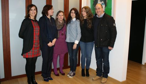Silvia Villanueva y Paula Sueiro con responsables de Igualdade del Concello que organiza la campa�a.