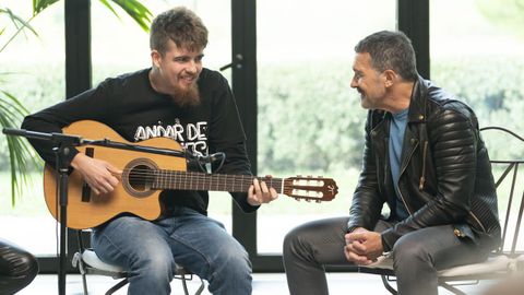 Antonio Banderas, con uno de los participantes del programa de Telecinco �100 % �nicos�