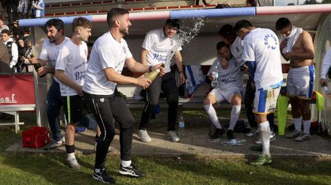 El Arz�a ascendi� en el campo del Pra��a.