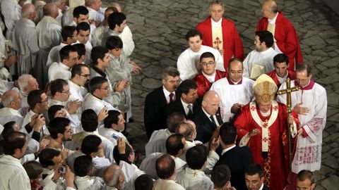 El papa Benedicto XVI fue recibido entre aplausos en la plaza del Obradoiro.