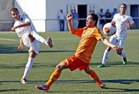 Iv�n Gonz�lez dispara a porter�a ante la oposici�n de un contrario el domingo en Vista Alegre.