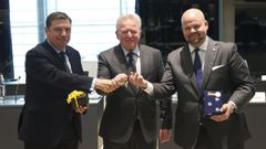 Planas recoge el testigo de la Presidencia del Consejo de la UE de parte de su hom�logo sueco, Peter Kullgren con el comisario Janusz Wojciechowski