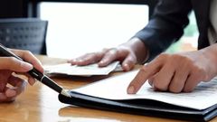 Aunque los documentos se pueden firmar con certificado digital, mucha gente prefiere haerlo de forma manuscrita