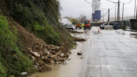 La calle r�o Arnoia de Ourense inundada tras un revent�n de una tuber�a