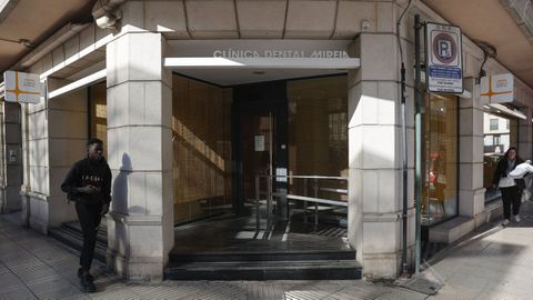 Fachada de la clínica dental de Alcira investigada por la muerte de una niña de seis años