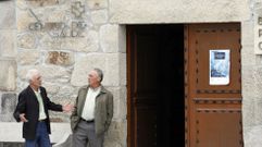 Entrada del centro de salud de Pant�n, que tiene nominalmente tres consultas, aunque una lleva cerrada varios a�os y la otra ocho d�as 