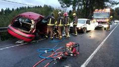 Intervenci�n del GES de Mugardos y los Bomberos del Eume en un accidente en Laraxe, en una foto de archivo