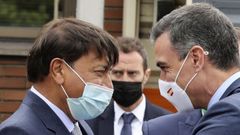 El presidente del Gobierno, Pedro S�nchez, saluda al presidente de ArcelorMittal, Lakshmi Mittal, durante la presentaci�n de los planes de la multinacional