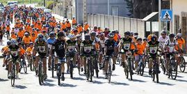 La espectacular comitiva de ciclistas, durante uno de los tramos del recorrido, poco despu�s de superar Paiosaco, ya en direcci�n a Cai�n. 