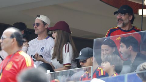 Pitt y Pen�lope Cruz charlan mientras ven el partido