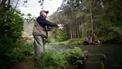 Un pescador durante el comienzo de la campa�a de pesca de salm�n, en el r�o Eo
