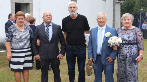 Los dos matrimonios con el prroco de Momn, Luis Rodrguez Patio, en el centro. 