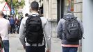 Agentes de la Unidad Central Operativa (UCO) de la Guardia Civil abandonan el registro en la sede de que tiene Acciona en Bilbao con mochilas llenas de documentos.