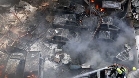 Destrucci�n en las calles de Beirut (L�bano) tras un bombardeo israel�.