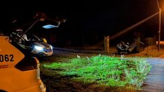 Con el impacto, la moto desencajó el portalón de la finca