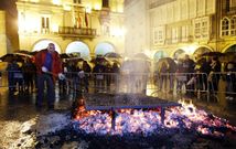 <span lang= es-es >Los magostos reducen la productividad</span>. El bajo rendimiento de los soutos ourensanos -es decir, el volumen de casta�a comercializada frente al n�mero de hect�reas de cultivo- se debe, entre otras cosas, al �autoconsumo y consumo en eventos l�dicos de temporada�, concluye el estudio Promercado, elaborado por el consultor Manuel L�pez y el profesor Andr�s Mazaira. 