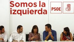 Jos&eacute; Luis &Aacute;balos y Pedro S&aacute;nchez, con Cristina Narbona en medio, charlan en una reuni&oacute;n de la direcci&oacute;n del PSOE en el 2017.