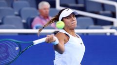 Jessica Bouzas golpeando la bola durante un partido en Cincinnati