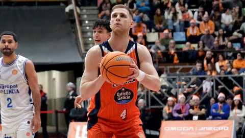Paul Jorgensen, lanzando un tiro libre durante el encuentro ante el Palencia.