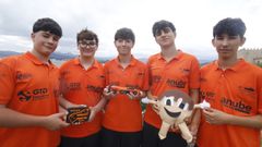 El equipo de Marrucho�s Racing Team con el prototipo a escala y su mascota Marruch�n.
