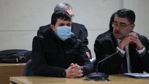 Santiago Cepeda, durante la lectura del veredicto, acompaado (derecha) de su abogado, Evaristo Nogueira